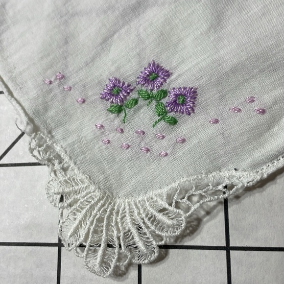 Lot of vintage handkerchiefs/linens w/embroidery and lace embellishments - Picture 11 of 16
